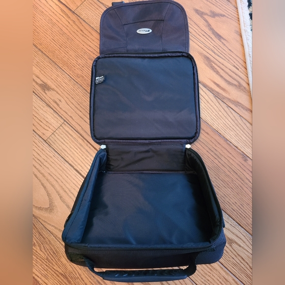 Targus DVD401 Portable DVD Carrying Case with handle - Picture 3 of 11